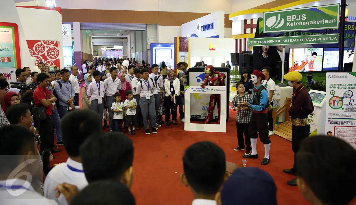 Pantomim dan tokoh Batman hibur pengunjung di gerai BPJS ketenagakerjaan pada IBD Expo 2016 di JCC, Jakarta, Sabtu (10/9). Aksi menghibur ini merupakan program edukasi kepada pengunjung. (Liputan6/JohanTallo)