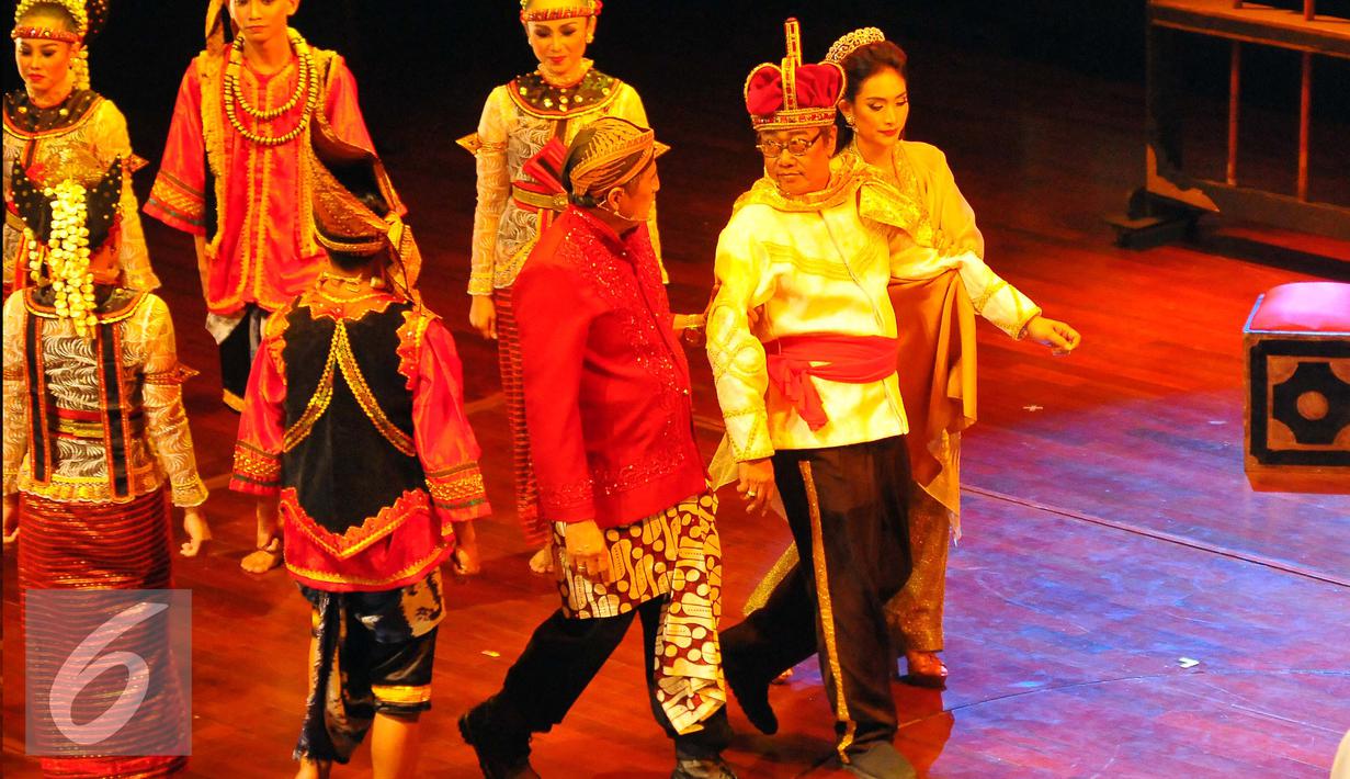 Salah satu adegan dalam pementasan teater Kebangsaan Tripikala di Tim, Cikini, Jakarta, Senin ( 23/1). Teater kebangsan tersebut menceritakan tentang kondisi politik saat ini yang di bawakan dengan sindiran dan humor. (Liputan6.com/Angga Yuniar)