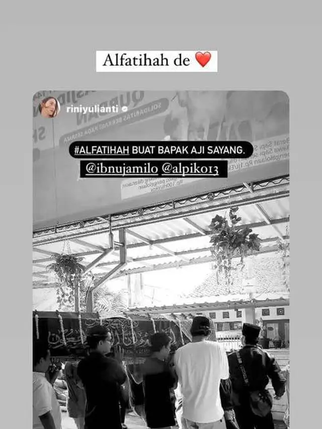 Ikut Angkat Jenazah, Ini 6 Potret Pemakaman Ayah Ibnu Jamil