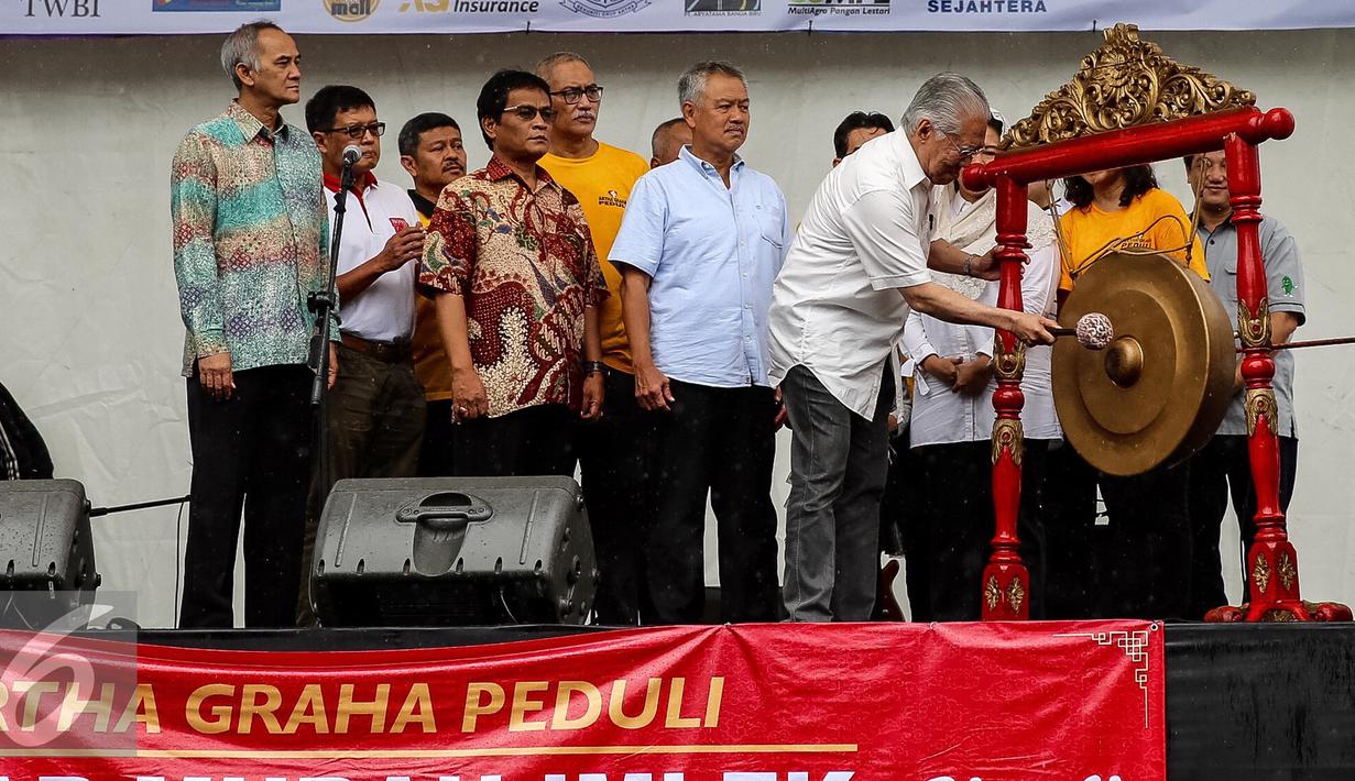 Menteri Perdagangan Enggartiasto Lukita memukul gong didampingi jajaran pengusaha anak usaha Artha Graha saat pembukaan pasar murah di Kawasan SCBD, Jakarta (14/1). (Liputan6.com/Fery Pradolo)