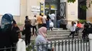 Orang-orang yang mengenakan masker mengantre untuk memasuki kantor pos di Tunis, Tunisia, pada 5 Oktober 2020. Perdana Menteri Tunisia Hichem Mechichi pada 3 Oktober mengumumkan serangkaian langkah untuk membatasi penyebaran cepat COVID-19 di negara tersebut. (Xinhua/Adel Ezzine)