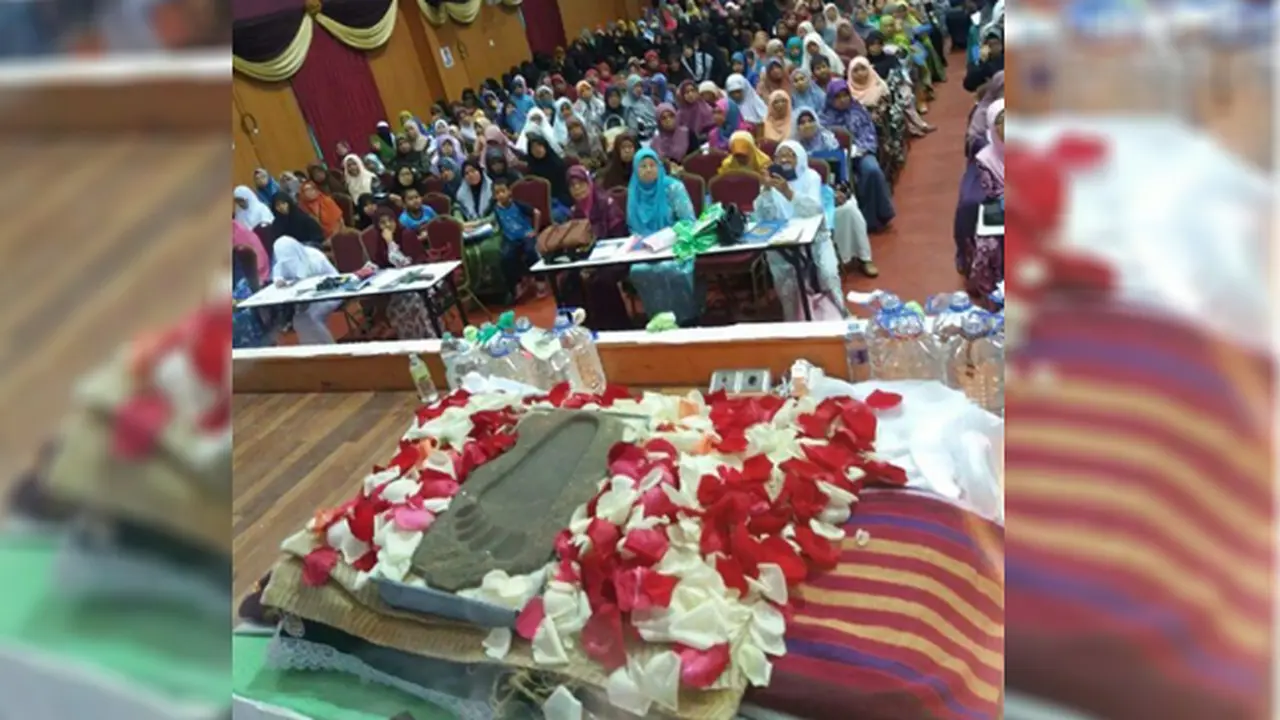 Kegiatan Cium Replika Telapak Kaki Nabi Undang Perdebatan Netizen