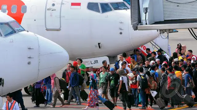 Kesal karena tak kunjung berangkat, calon penumpang pesawat Lion Air di Bandara Soekarno-Hatta, Tangerang berbuat nekat. Mereka menyandera pesawat Lion Air yang sedang terparkir.