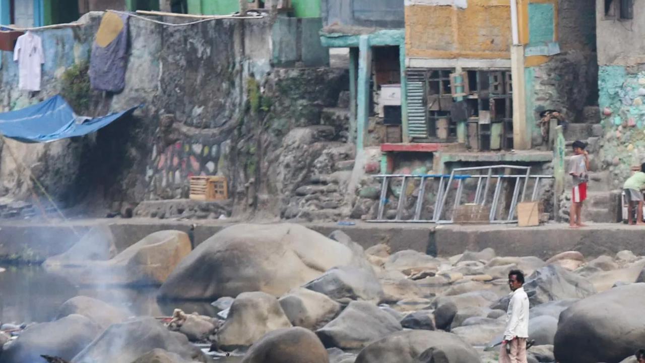 Musim kemarau yang berkepanjangan membuat aliran Sungai Ciliwung terus menyusut.<br><br>Keadaan ini sudah berlangsung selama berbulan-bulan di kawasan Pulo Geulis Kota Bogor, Jawa Barat, Kamis (12/10/2023).