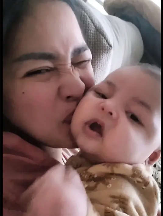 Melalui akun instagramnya, perempuan kelahiran Pasuruan 33  tahun sillam itu kerap membagikan momen bersama sang buah hati. [Instagram/graciaz14]