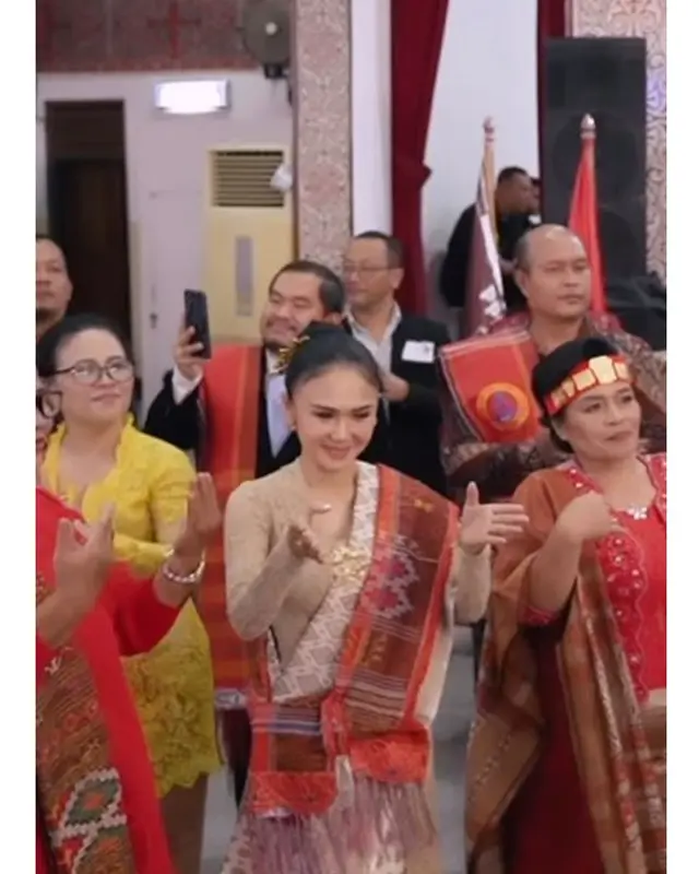 17 tahun cerai tetep akur tak ada drama, 7 momen Yuni Shara dampingi Henry Siahaan di acara keluarga