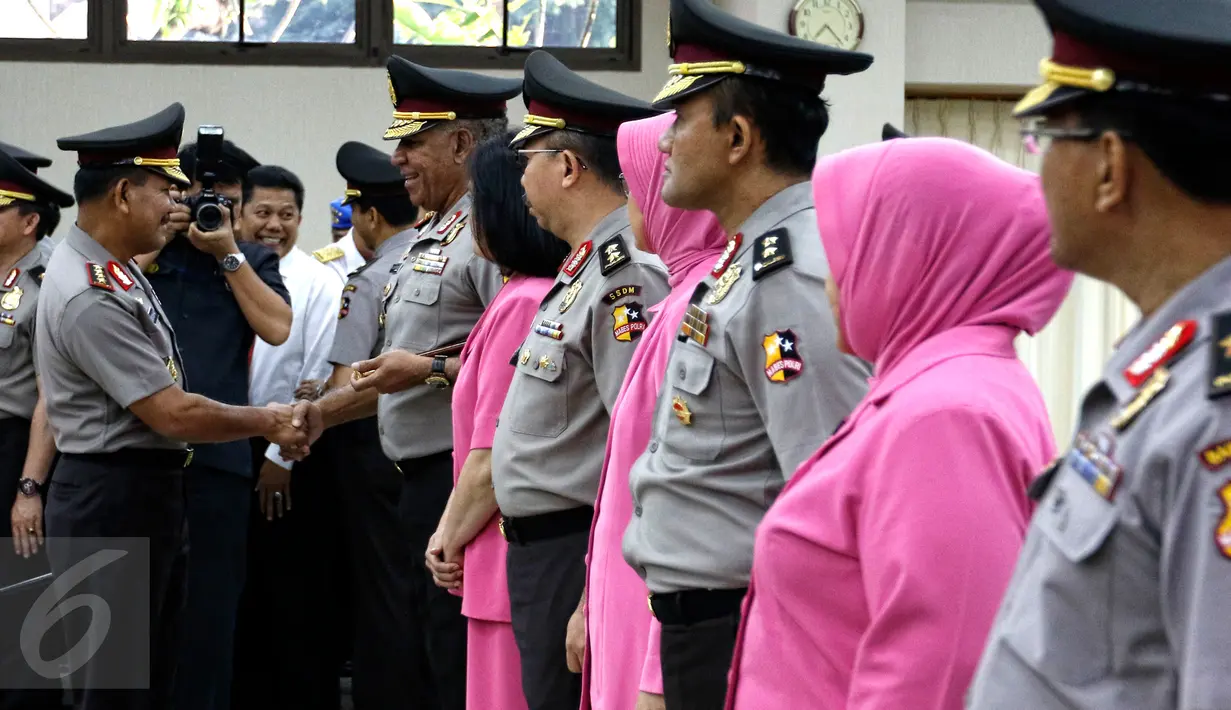 Kapolri Jenderal Badrodin Haiti memberikan ucapan selamat kepada Kapolda Papua Brigjen Paulus Waterpauw usai upacara kenaikan pangkat di Rupatama Mabes Polri, Jakarta, Kamis (3/9/2015). Paulus naik pangkat dari Brigjen ke Irjen.(Liputan6.com/Yoppy Renato)
