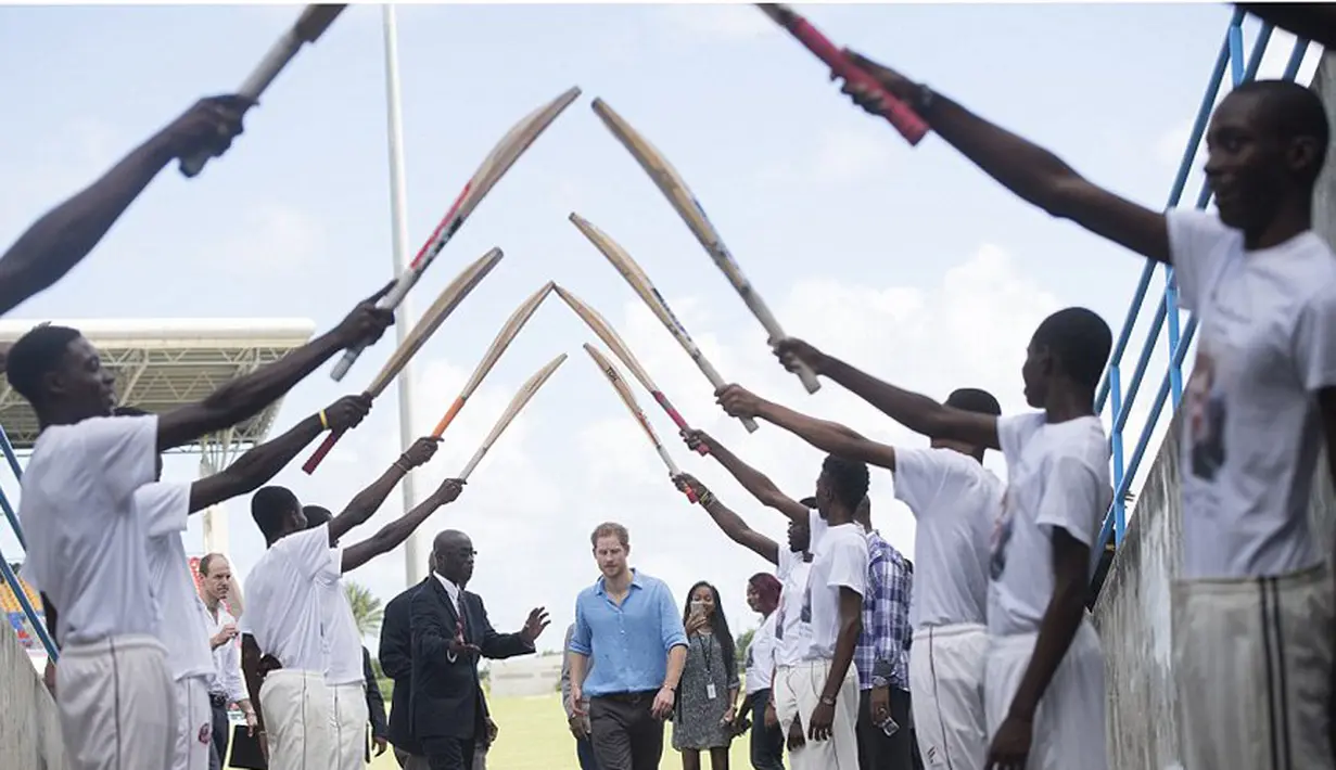 Bermain balon sabun dan berbincang dengan kaum muda di acara tersebut nampaknya membuat hidup Harry menjadi semakin lebih berwarna.  (doc.dailymail.com)