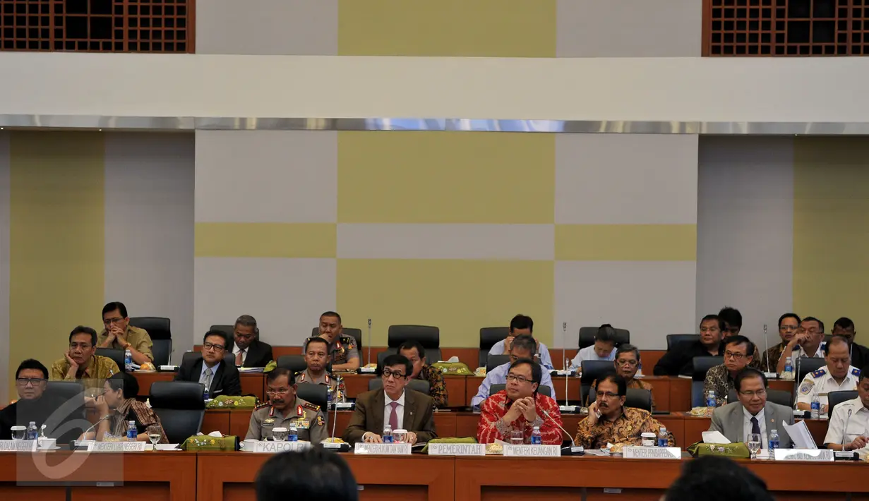 Sejumlah menteri Kabinet Kerja Jokowi dan Kapolri Badrodin Haiti menghadiri rapat pembahasan Rancangan Undang-undang APBN 2016 dengan Banggar DPR di Komplek Parlemen DPR, Jakarta, Rabu (9/9/2015). (Liputan6.com/Johan Tallo)