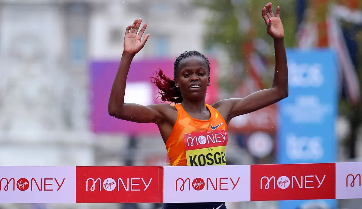Brigid Kosgei dari Kenya menyentuh garis finis pada ajang London Marathon ke-40 kategori elit putri di London, Inggris, Minggu (4/10/2020). Juara bertahan Brigid Kosgei meraih kemenangan dalam dua jam 18,58 menit. (Richard Heathcote/Pool via AP)