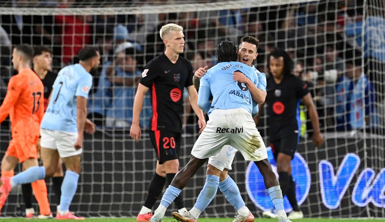 Para pemain Celta Vigo merayakan gol kedua mereka selama pertandingan sepak bola Liga Spanyol melawan FC Barcelona di stadion Balaidos, Vigo pada Sabtu 23 November 2024 waktu setempat atau Minggu 24 November 2024 dini hari Waktu Indonesia Barat. (MIGUEL RIOPA/AFP)