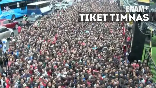 ENAM PLUS: Demi Tiket Timnas, Suporter Rela Antre Sejak Dini Hari