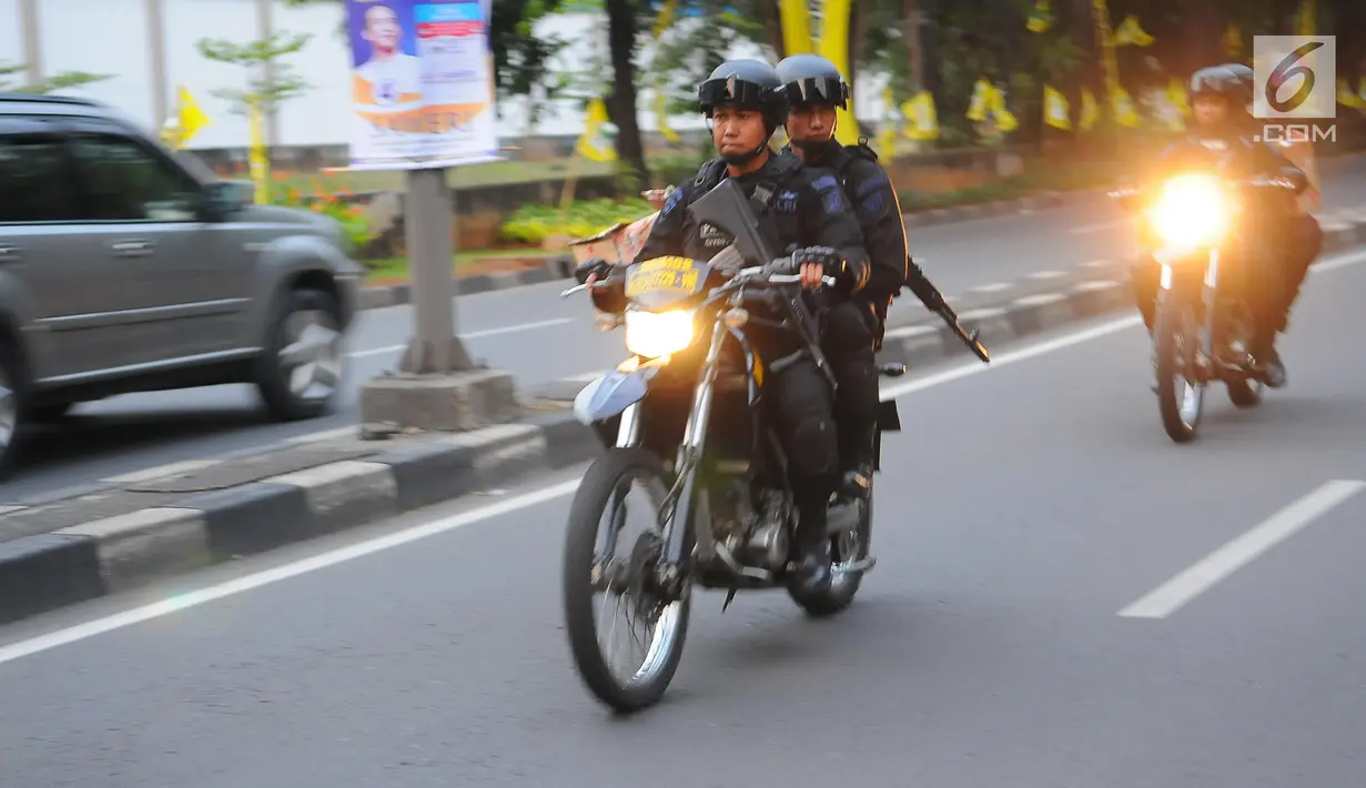 Petugas keamanan bersenjata lengkap mengamankan lokasi debat keempat Pilpres 2019 di Hotel Shangri-La, Jakarta, Sabtu (30/3). Debat kali ini mengangkat tema tentang ideologi, pemerintahan, pertahanan dan keamanan, serta hubungan internasional. (Liputan6.com/Angga Yuniar)
