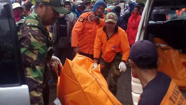 Korban dievakuasi oleh Kepolisian Banjarnegara dan petugas kesehatan. (Foto: Liputan6.com/SRU RAPI BJN/Muhamad Ridlo)