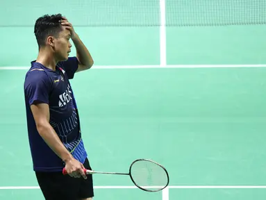 Tunggal putra Indonesia, Anthony Sinisuka Ginting, saat melawan Wakil Kanada, Bryan Yang, pada laga semifinal Indonesia Masters 2024 di Istora Senayan, Sabtu (27/1/2024). Ginting kalah dengan skor 21-13, 17-21, 19-21. (Bola.com/Pradipta Rama)