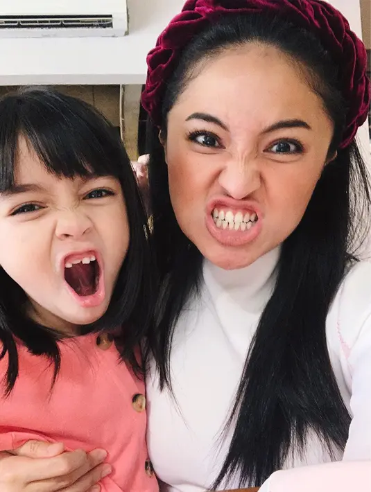 Hubungan ibu dan putri ini selalu terlihat sangat kompak. Sienna kini tumbuh menjadi putri yang cantik dan manis. (Liputan6.com/IG/@marshanda99)
