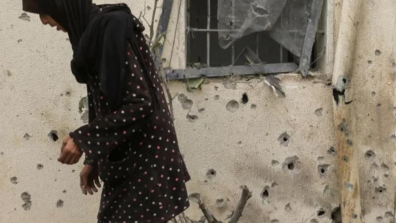 Konflik antara pasukan Israel dengan kelompok Hizbullah juga telah meninggalkan lubang-lubang bekas peluru di rumah warga di Zahajra, dekat perbatasan dengan Israel, di Lebanon selatan, Selasa (10/10/2023).