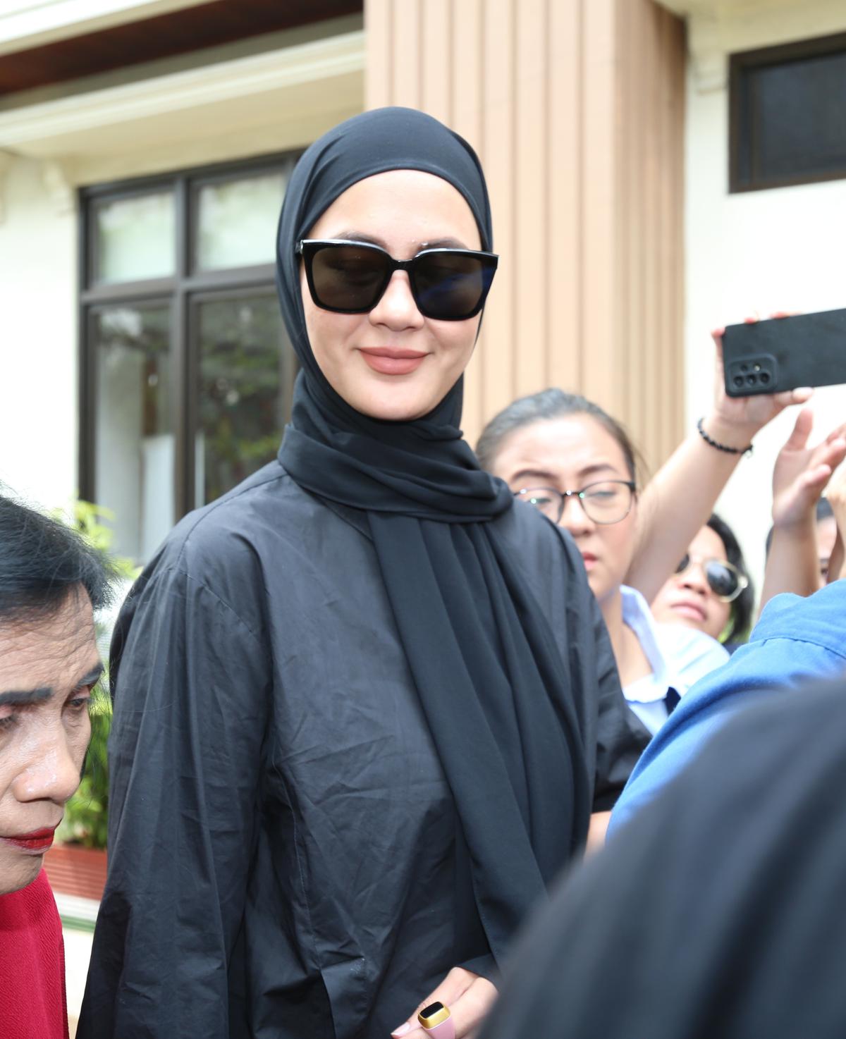 Paula Verhoeven Cuma Lempar Senyum Saat Tiba di Pengadilan Agama, Bungkam Ditanya Soal Isu Perselingkuhan