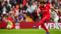 Pemain Liverpool Mohamed Salah mencetak gol ke gawang West Ham United melalui tendangan penalti pada pertandingan sepak bola Liga Premier Inggris di Stadion Anfield, Liverpool, Inggris, Minggu (24/9/2023). Liverpool mengalahkan West Ham United dengan skor 3-1. (AP Photo/Jon Super)