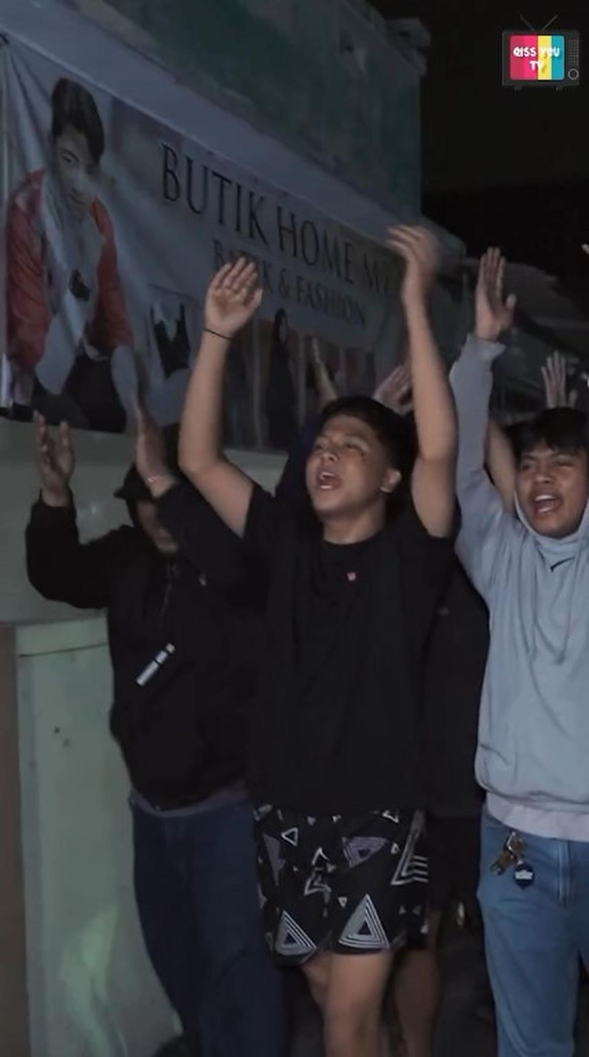 Masih Pakai Piyama, Ini 7 Potret Ayu Ting Ting Bangunkan Sahur Bareng Bocah Kampung - Totalitas Pakai Toa