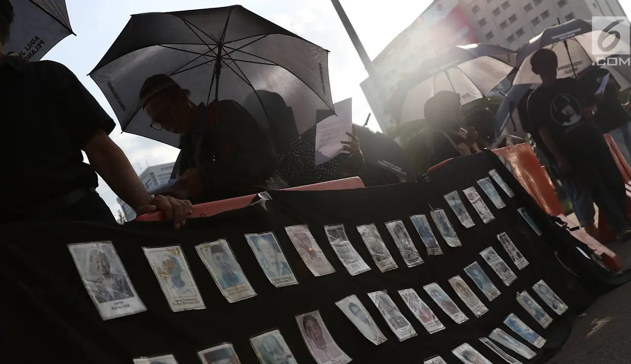 Jaringan Solidaritas Korban untuk Keadilan (JSKK) menggelar aksi Kamisan di depan Istana Merdeka, Jakarta, Kamis (20/12). Aksi Kamisan ini sudah masuk yang ke-567. (Liputan6.com/Immanuel Antonius)