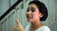 Ayu sendiri mengaku sudah hal yang biasa ketika mendapat kecaman dari berbagai pihak. Ia juga tak akan menyampaikan sesuatu pada saat nanti ketemu dengan Deddy. (Nurwahyunan/Bintang.com)