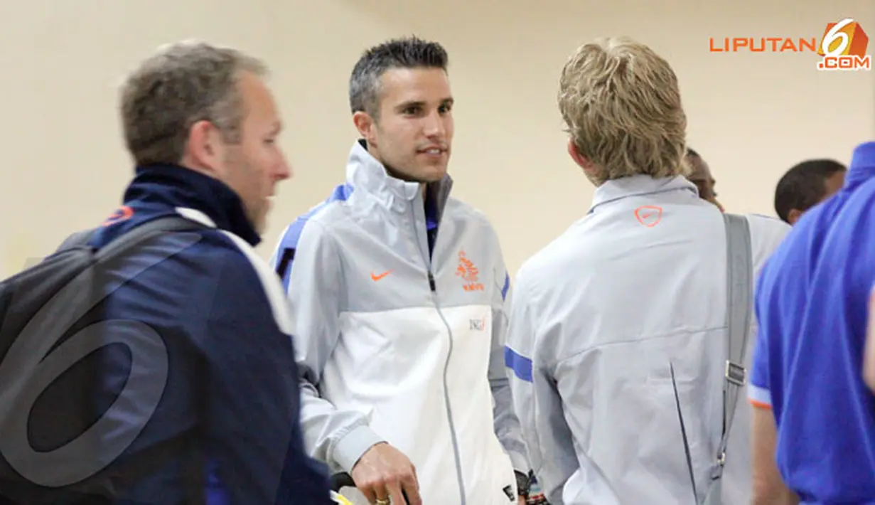 Pemain timnas Belanda Robbie van Persie saat berada di ruang tunggu bandara Halim PK pada Rabu 5 Juni 2013 (Liputan6.com/ Helmi Fithriansyah)