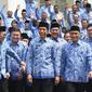 Presiden Joko Widodo (Jokowi) berfoto bersama Aparatur Sipil Negara (ASN) atau PNS seusai membuka Rapat Kerja Nasional Korps Pegawai Republik Indonesia (KORPRI) 2019 di Istana Negara, Jakarta, Selasa (26/2). (Liputan6.com/Angga Yuniar)