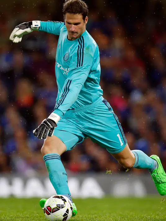  Kiper baru Chelsea Asmir Begovic menendang bola pada laga terakhir International Champions Cup di Stadion Stamford Bridge, Inggris, Kamis (6/8/2015).  Chelsea dipermalukan Fiorentina dengan skor 0-1. (Reuters/Andrew Couldridge)