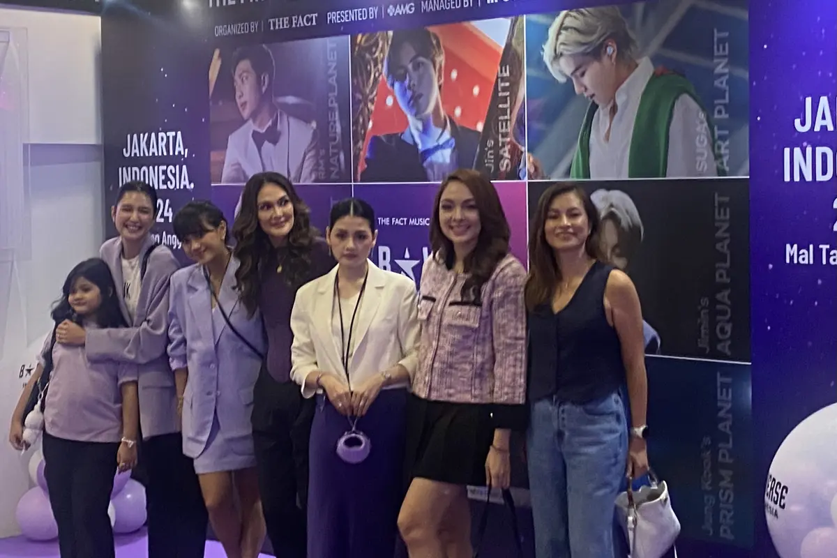 Gaya Publik Figur Kenakan Baju Serba Ungu di Purple Carpet Pameran BTS BSTARVERSE