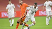 Gelandang Bosnia & Herzegovina, Miralem Pjanic  membawa bola dari kawalan penyerang Belanda, Luuk de Jong pada pertandingan UEFA Nations League di Johan Cruyff ArenA di Amsterdam, Belanda, Minggu (15/11/2020). Belanda menang atas Bosnia & Herzegovina 3-1. (John Thys/Pool via AP)