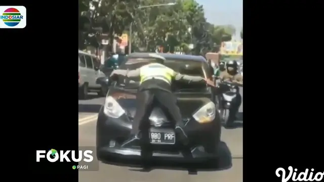 Petugas dari kepolisian Polrestabes Bandung yang viral ini memaksa sang pengemudi untuk berhenti yang berusaha kabur saat akan dikenai tilang.