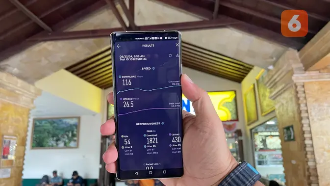 <p>Pengujian kecepatan internet 5G Telkomsel di berbagai titik di Bali, dari Kuta hingga Canggu menggunakan aplikasi Speedtest by Ookla memperlihatkan kecepatan tinggi dan membuat streaming hingga video call lancar tanpa buffering (Liputan6.com/ Agustin Setyo Wardani).</p>