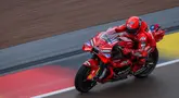 Pembalap MotoGP asal Spanyol dari Ducati Lenovo Team, Marc Marquez saat sesi latihan Grand Prix motor MotoGP Jerman di di Sirkuit Sachsenring, Hohenstein-Ernstthal, Chemnitz, Jerman, 12 Juli 2025. (Ronny Hartmann/AFP)