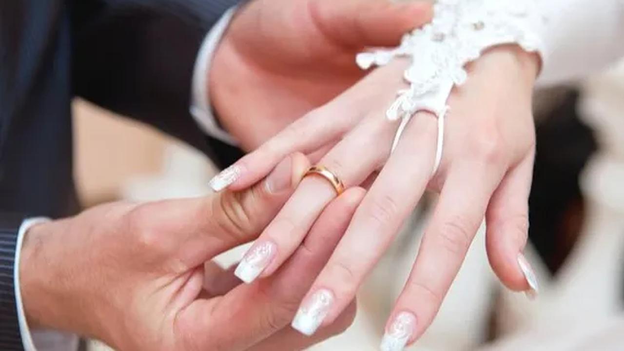 Bahkan, keluarga tidak ada curiga apapun usai akad nikah, karena memang keduanya bukan dijodohkan melainkan menjalin hubungan dulu.
