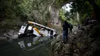 Awak media mengambil gambar sebuah bus berisi anggota tim sepak bola yang terjun ke jurang dari sebuah jembatan di Negara Bagian Veracruz, selatan Meksiko, Minggu (10/1). Sedikitnya 20 orang penumpang tewas dalam kecelakaan ini. (REUTERS/Yahir Ceballos)