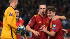 Pemain depan Spanyol Pablo Sarabia (tengah) merayakan dengan Gavi setelah mencetak penalti ke gawang Yunani pada laga Kualifikasi Piala Dunia 2022 zona Eropa Grup B di Olympic stadium, Jumat (12/11/2021) dini hari WIB. Spanyol menaklukkan tuan rumah Yunani dengan skor 1-0. (ARIS MESSINIS/AFP)