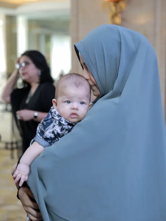 "Kemanapun ada aku pasti ada Arka. Karena Arka masih asi ekslusif dan dia juga enggak mau kalo dibotol," ucap Risty Tagor saat menghadiri sebuah acara di Hotel Shangrila, Jakarta Pusat, Minggu (22/5/2016). (Adrian Putra/Bintang.com)