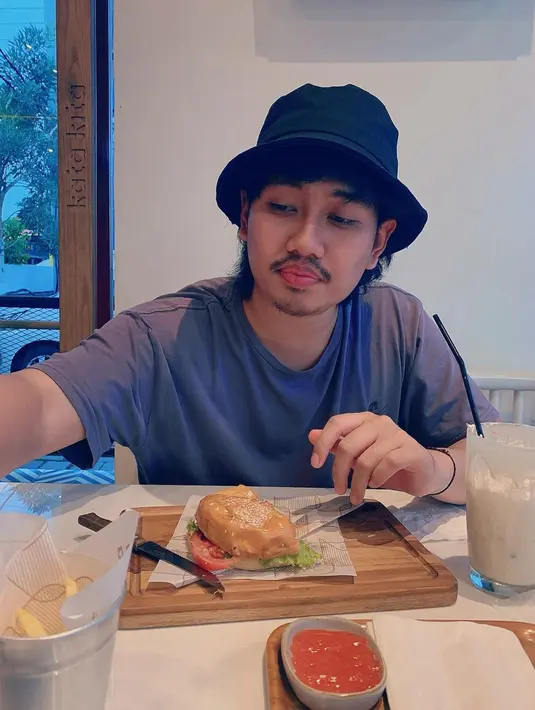 Elang Nuraga juga kerap disebut mirip dengan Duta Modjo. Kakak Cakka itu sendiri mengaku sudah sejak lama dibilang mirip dengan Duta. Keduanya dianggap persis karena cara bicaranya yang medok dan tentu saja dari wajahnya, seperti pada potret yang satu ini. (Liputan6.com/IG/@elangnuraga)