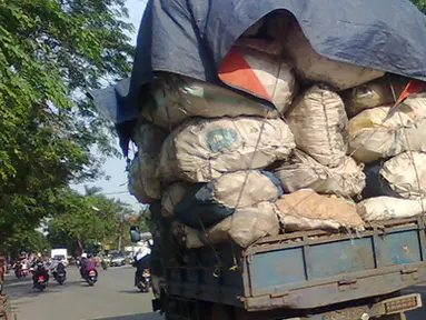 Citizen6, Jakarta: Satu mobil bak terbuka mengangkut limbah plastik dan kaleng melebihi kapasitas angkut. Hal ini dapat membahayakan orang di sekitanya. (Pengirim: Budi Sasmito)