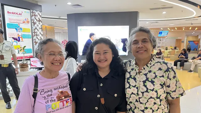 Angie menjalani pekerjaan sebagai seorang caregiver
