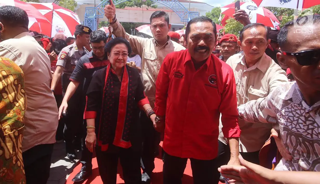 Ketua Umum PDIP Megawati Soekarnoputri saat menghadiri kampanye rapat umum di Solo, Jawa Tengah, Minggu (31/3). Megawati Soekarnoputri meminta masyarakat menolak ajakan tidak menggunakan hak pilih alias golongan putih (golput). (Liputan6.com/HO/Iwan)