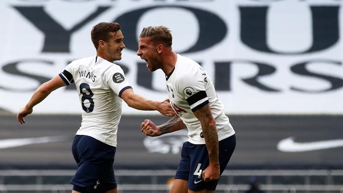 Bek Tottenham Hotspur, Toby Alderweireld (kanan) berselebrasi usai mencetak gol ke gawang Arsenal pada pertandingan lanjutan Liga Inggris di Stadion Tottenham Hotspur di London, Inggris, Minggu (12/7/2020). Tottenham menang tipis atas Arsenal 2-1. (Tim Goode/Pool via AP)