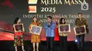 Pemimpin Redaksi Liputan6.com, Titis Widyatmoko (kanan) saat menerima penghargaan dari Otoritas Jasa Keuangan (OJK) untuk Kategori Media Online Terproduktif SubKategori Media Umum pada acara OJK Apresiasi Media Massa, Jakarta, Selasa (2/12/2025). (Liputan6.com/Helmi Fithriansyah)