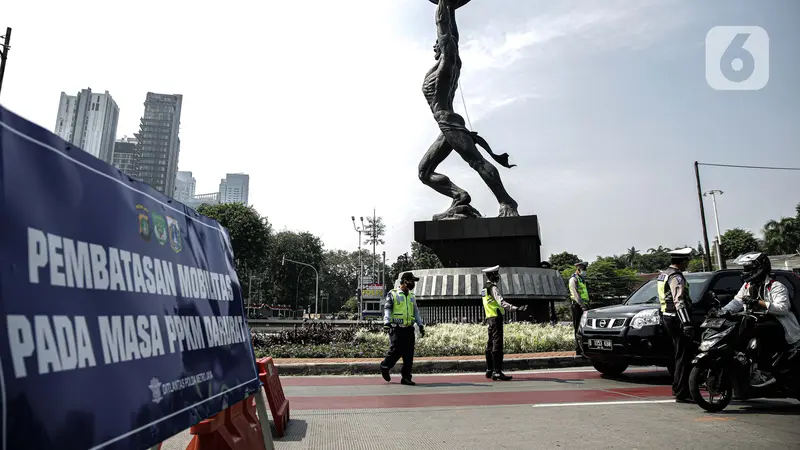 FOTO: Sepinya Jalan Utama Jakarta di Masa PPKM Darurat