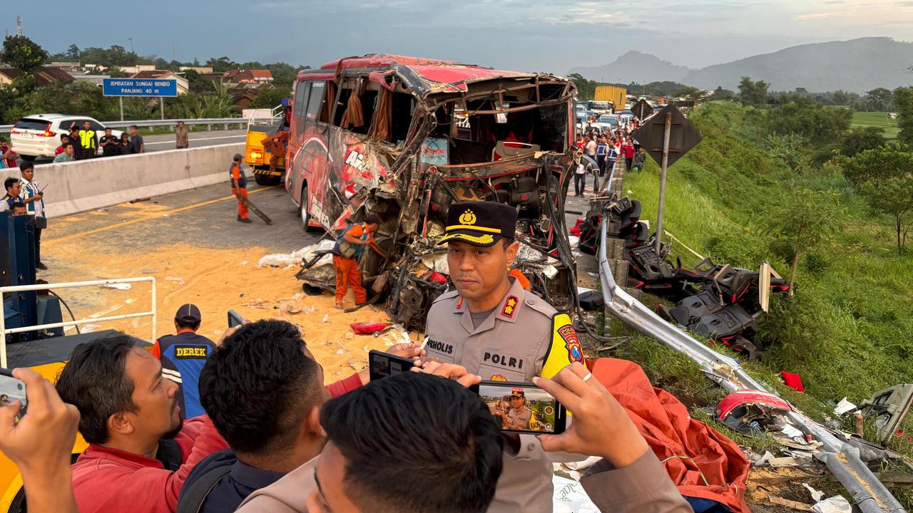 Foto-Foto Tabrakan Maut di Tol Malang Tewaskan 4 Orang, Bus Bawa Murid SMP IT Kabupaten Bogor Ringsek Parah