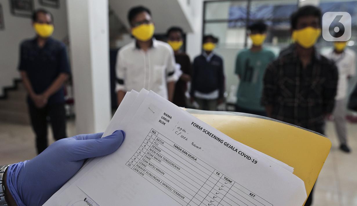 Pengecekan bebas virus corona COVID-19 kepada narapidana yang mendapat pembebasan bersyarat melalui program asimilasi dan integrasi di Rutan Kelas I Depok, Jawa Barat, Selasa (7/4/2020). Pemerintah membebaskan 30.432 narapidana dan anak di seluruh Indonesia. (Liputan6.com/Johan Tallo)