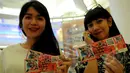 Penggemar memamerkan tiket untuk konser Mew di Skenoo Hall, Gandaria City, Jakarta, Selasa (31/3/2015). (Liputan6.com/Faisal R Syam)