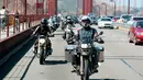 Alisa Clickenger saat memimpin sekelompok pengendara wanita melintasi jembatan Golden Gate di San Fransisco pada Juli 2016. Clickenger mendirikan kelompok pengendara motor wanita bernama Women’s Motorcycle Tours. (Courtesy of Alisa Clickenger via AP)