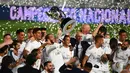 Pemain Real Madrid merayakan juara La Liga usai mengalahkan Villrreal pada laga lanjutan pekan ke-37 di Estadio Alfredo Di Stefano, Jumat (17/7/2020) dini hari WIB. Real Madrid menang 2-1 atas Villarreal. (AFP/Gabriel Bouys)